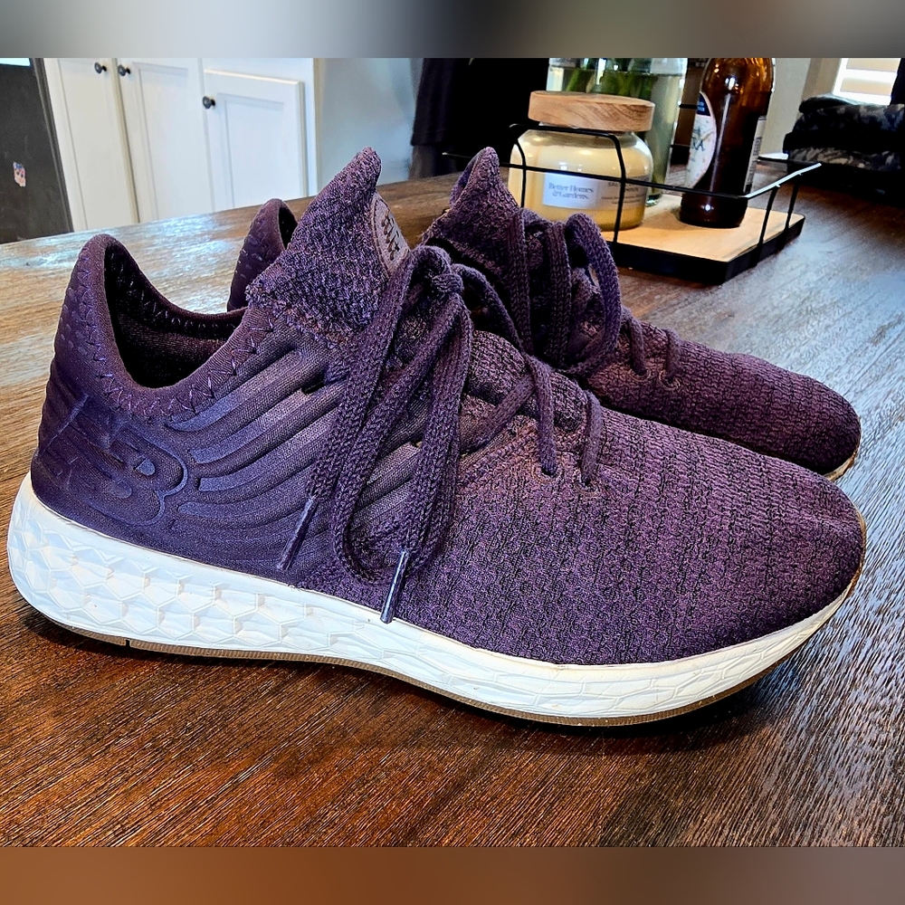 Womens New Balance (sz: 7.5)
